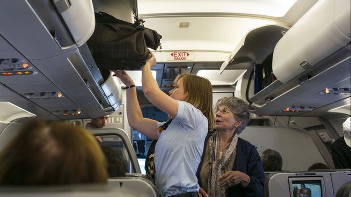 Menjaga Etika, Tips Menyimpan Bagasi di Cabin Pesawat 